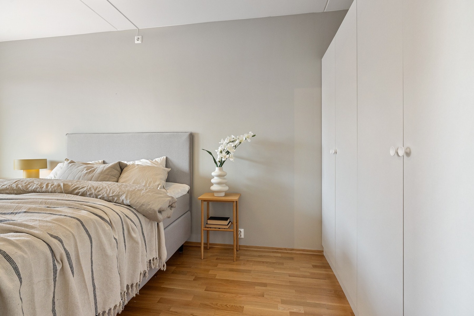 Soverommet ligger i en praktisk Laila-løsning mot stuen hvor alt areal blir godt utnyttet. Galleribilde