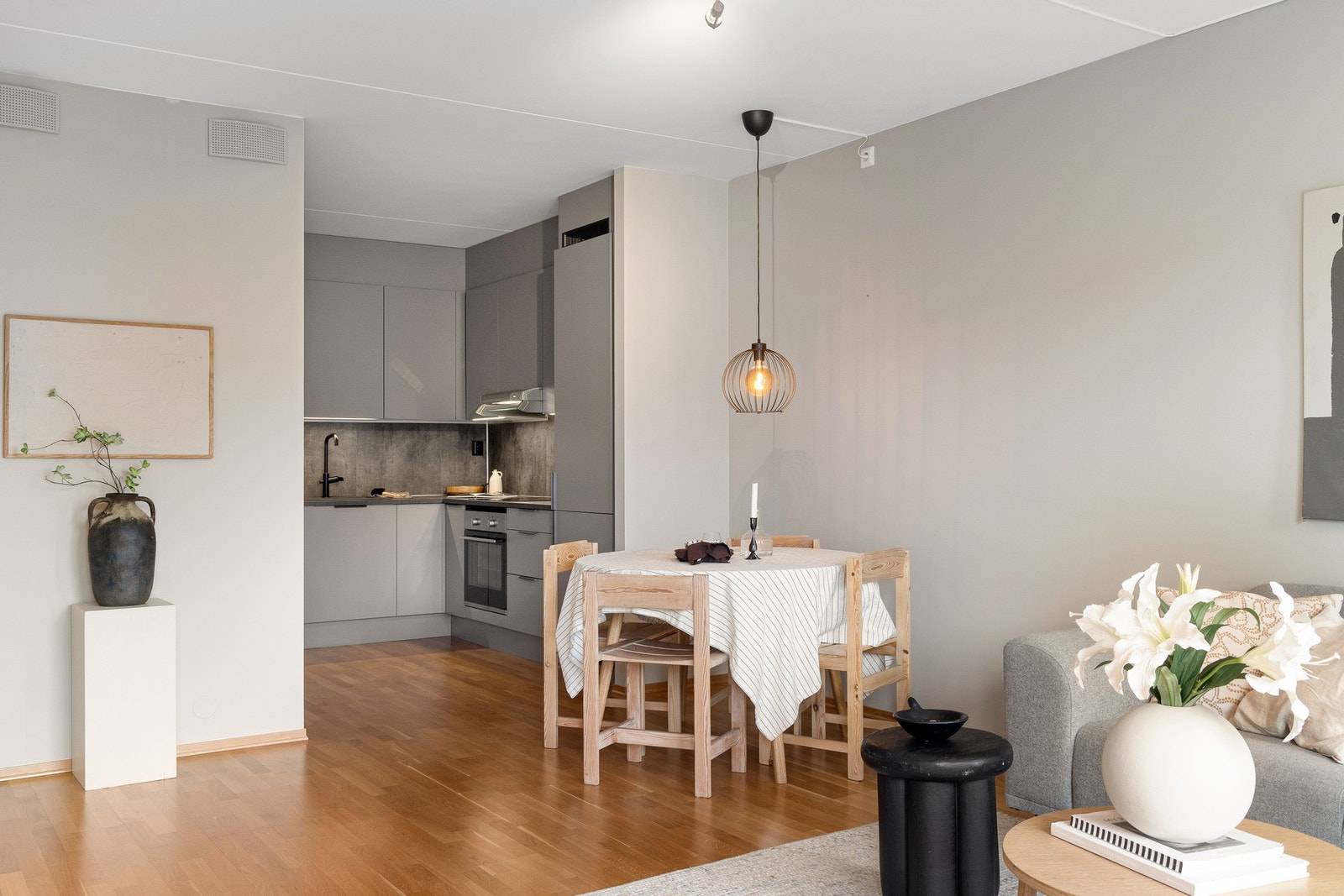 Stuen ligger i en åpen og sosial løsning mot kjøkkenet. Galleribilde