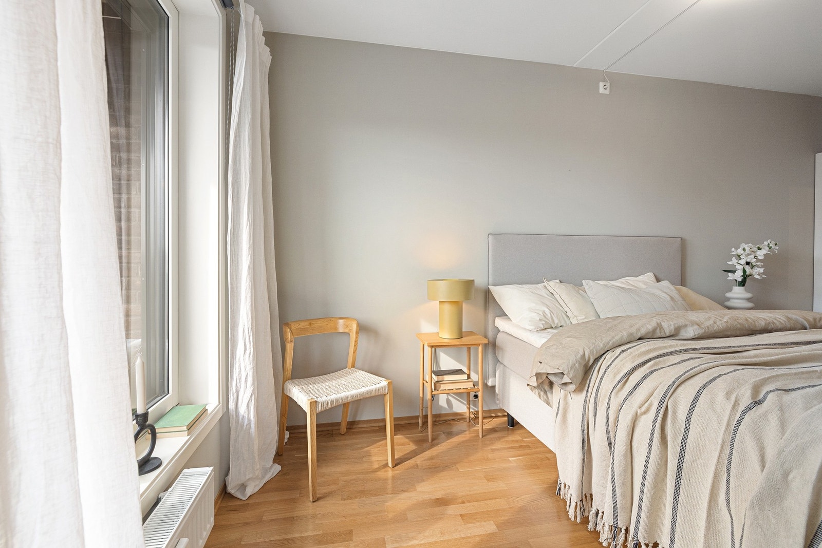 Store vindusflater gir godt med naturlig lys og bidrar til en lys og luftig romfølelse. Galleribilde