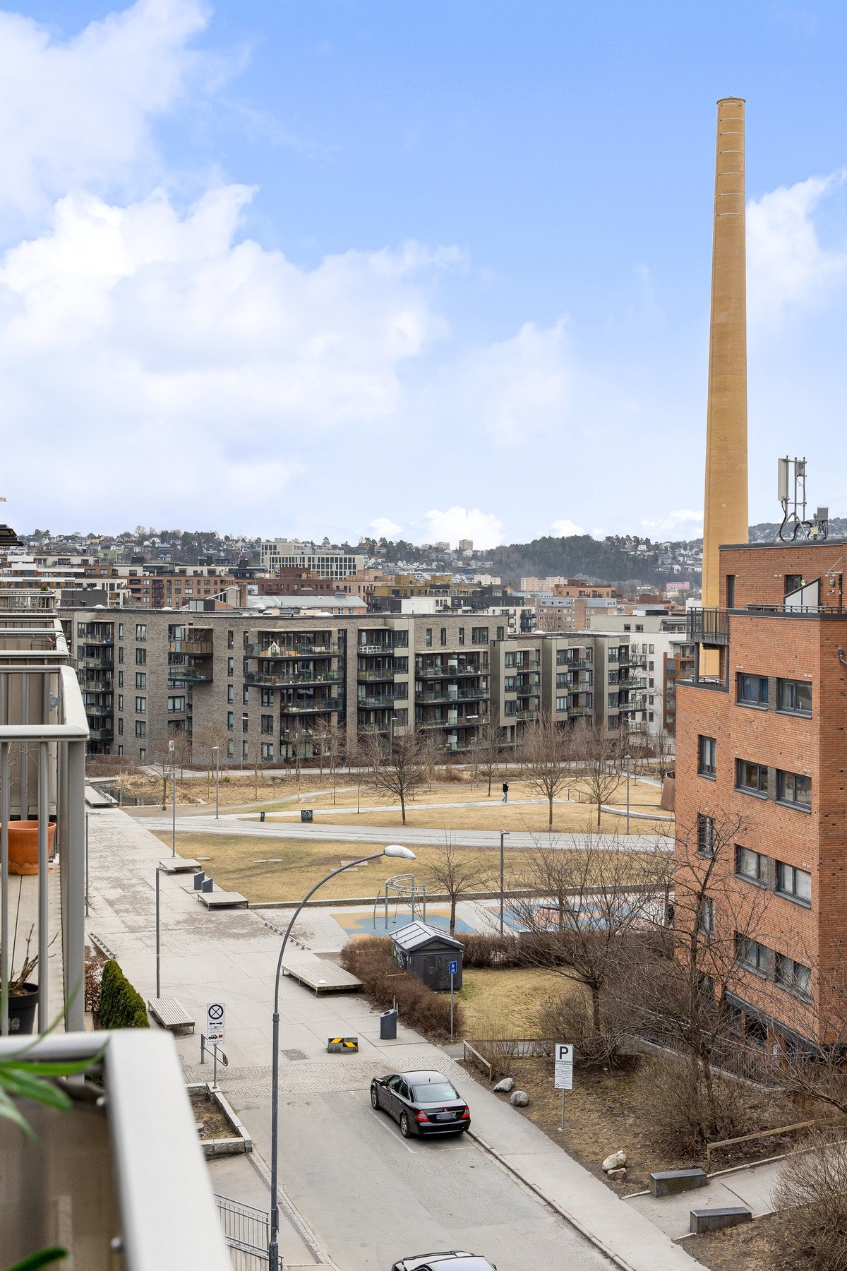 Her ligger du høyt og fritt med utsy nedover mot grønne og frodige uteområder på Hasle. Galleribilde