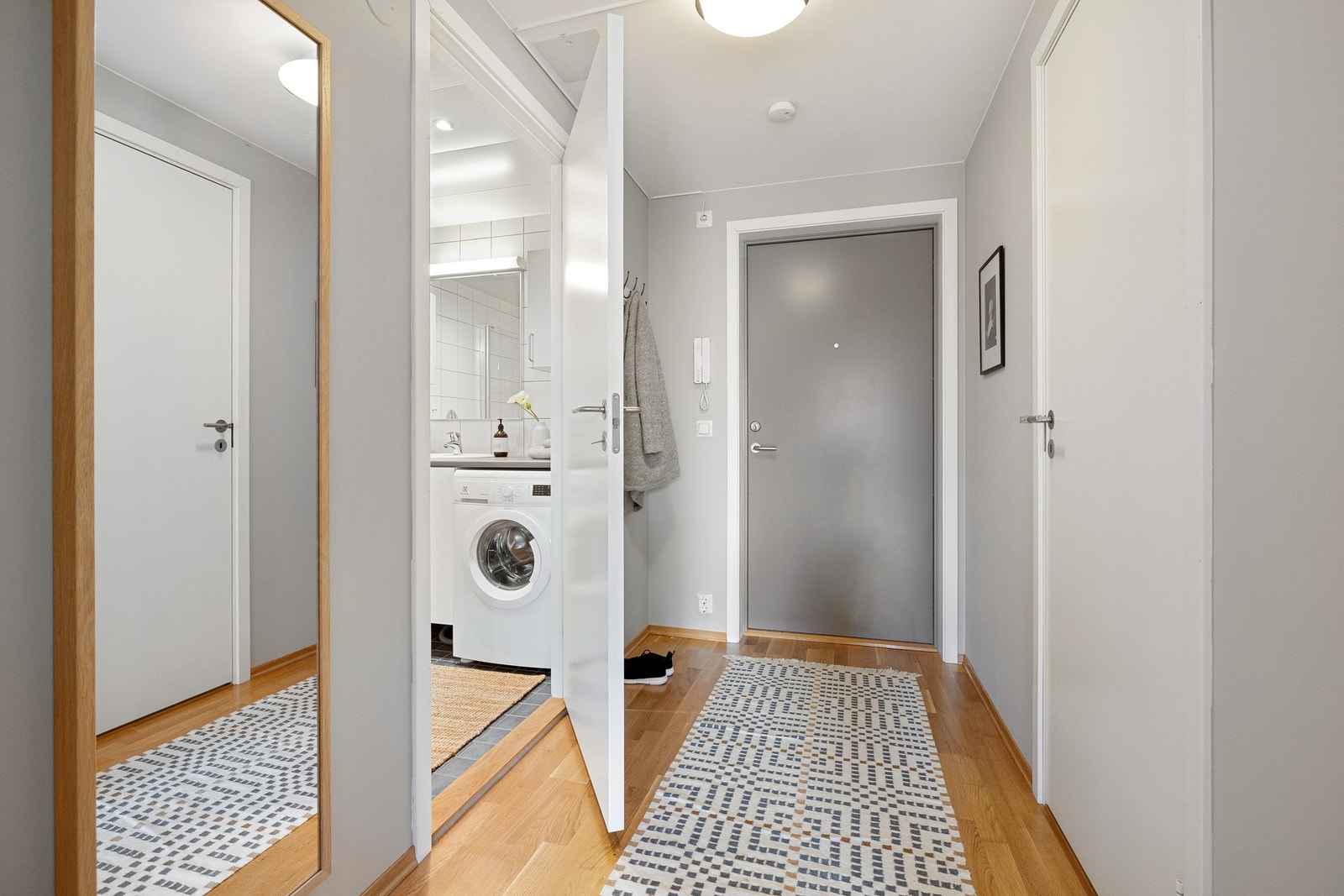 I direkte tilknytning til entréen finnes en praktisk bod på litt over 2m². Galleribilde