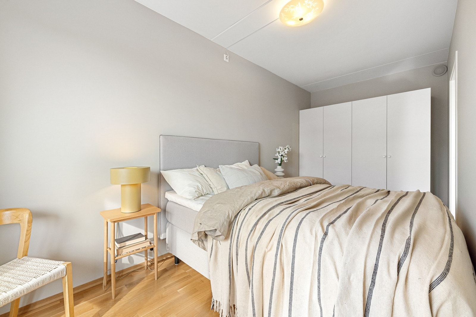 Soverommet har god størrelse med plass til dobbeltseng, nattbord og tilhørende garderobeskap. Galleribilde