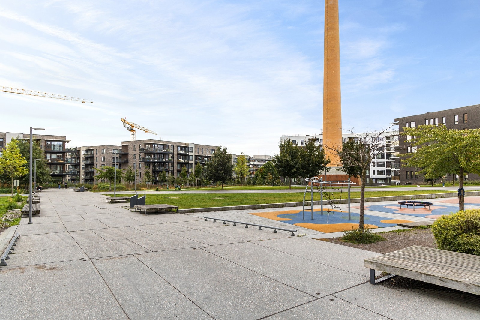 Nærområdet er parkmessig opparbeidet der barn kan leke fritt. Galleribilde