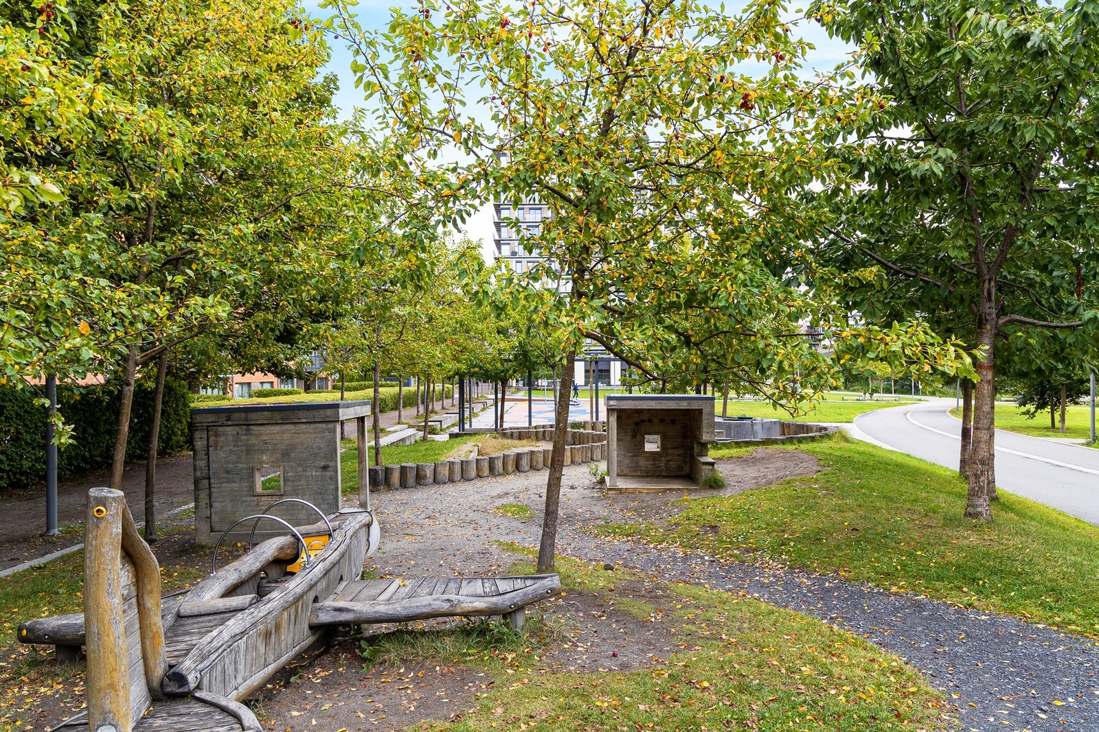 Området har flotte grøntarealer og lekeplasser, og oppleves som trygt og skjermet - perfekt for både små og store. Galleribilde