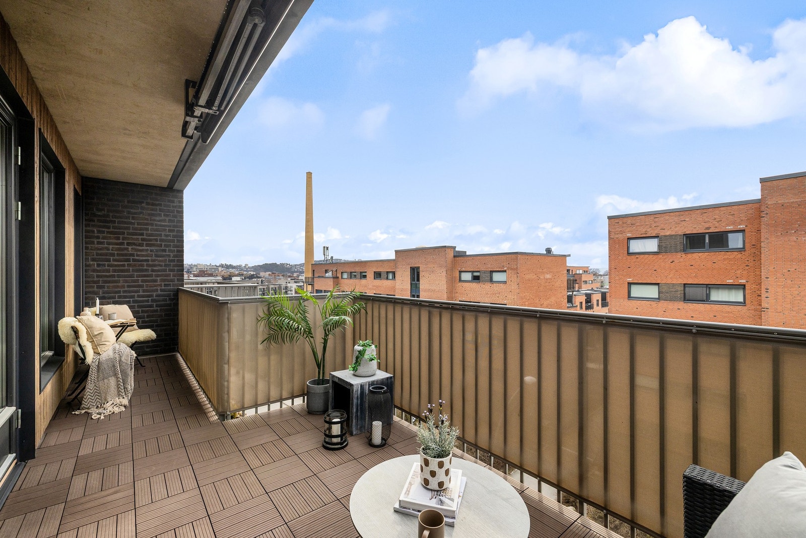 Balkongens størrelse gir rikelig med plass til å innrede med flere sittegrupper og grill. Galleribilde