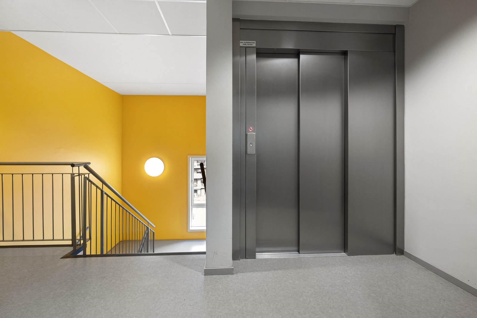 Boligen ligger i byggets 5. etasje, med adkomst via felles trappeoppgang med heis - en komfortabel løsning for både hverdagsbruk og ved flytting. Galleribilde