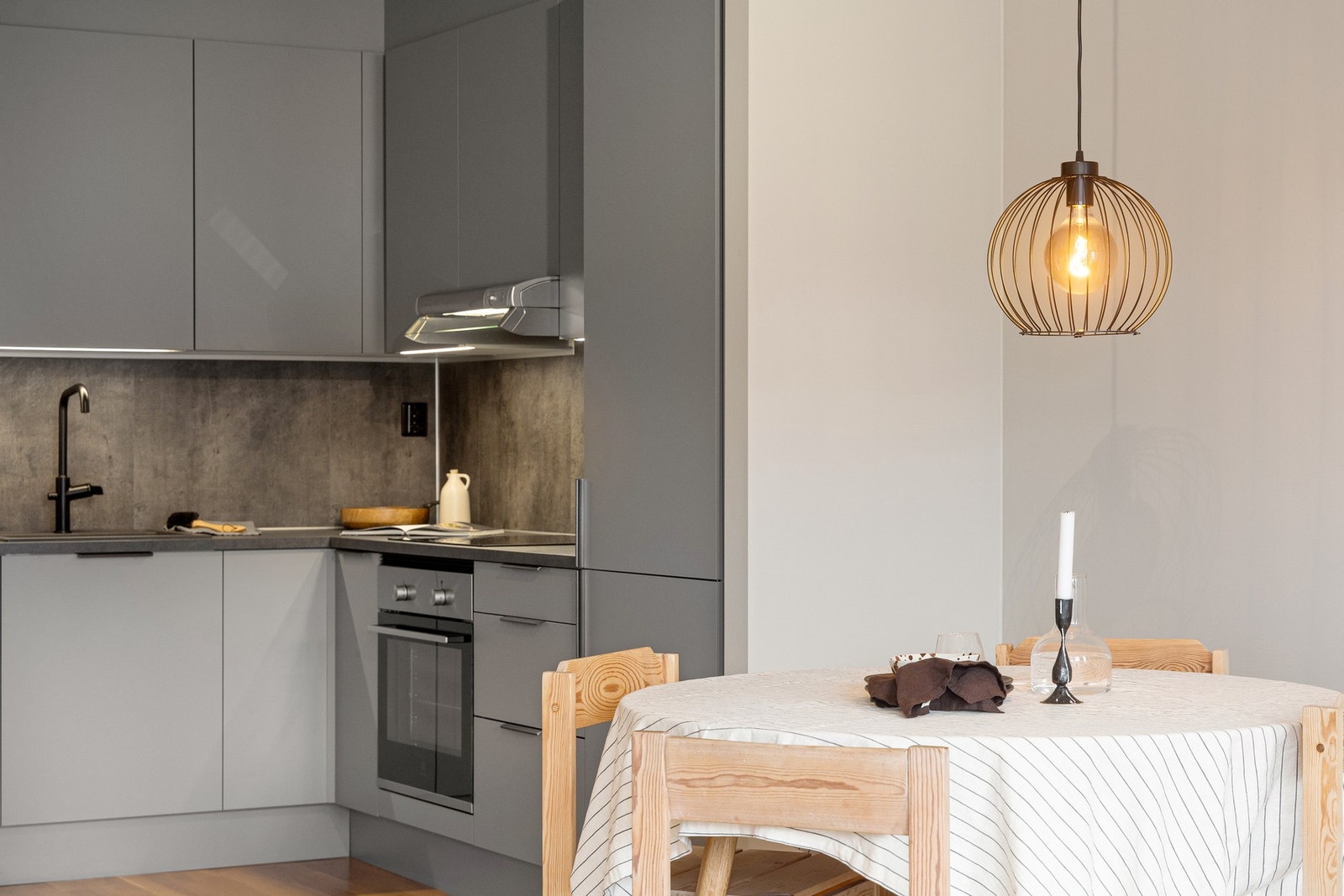 Moderne og innholdsrik kjøkkeninnredningen fra HTH (2022), som gir gode arbeidsflater og godt med skapplass. Galleribilde