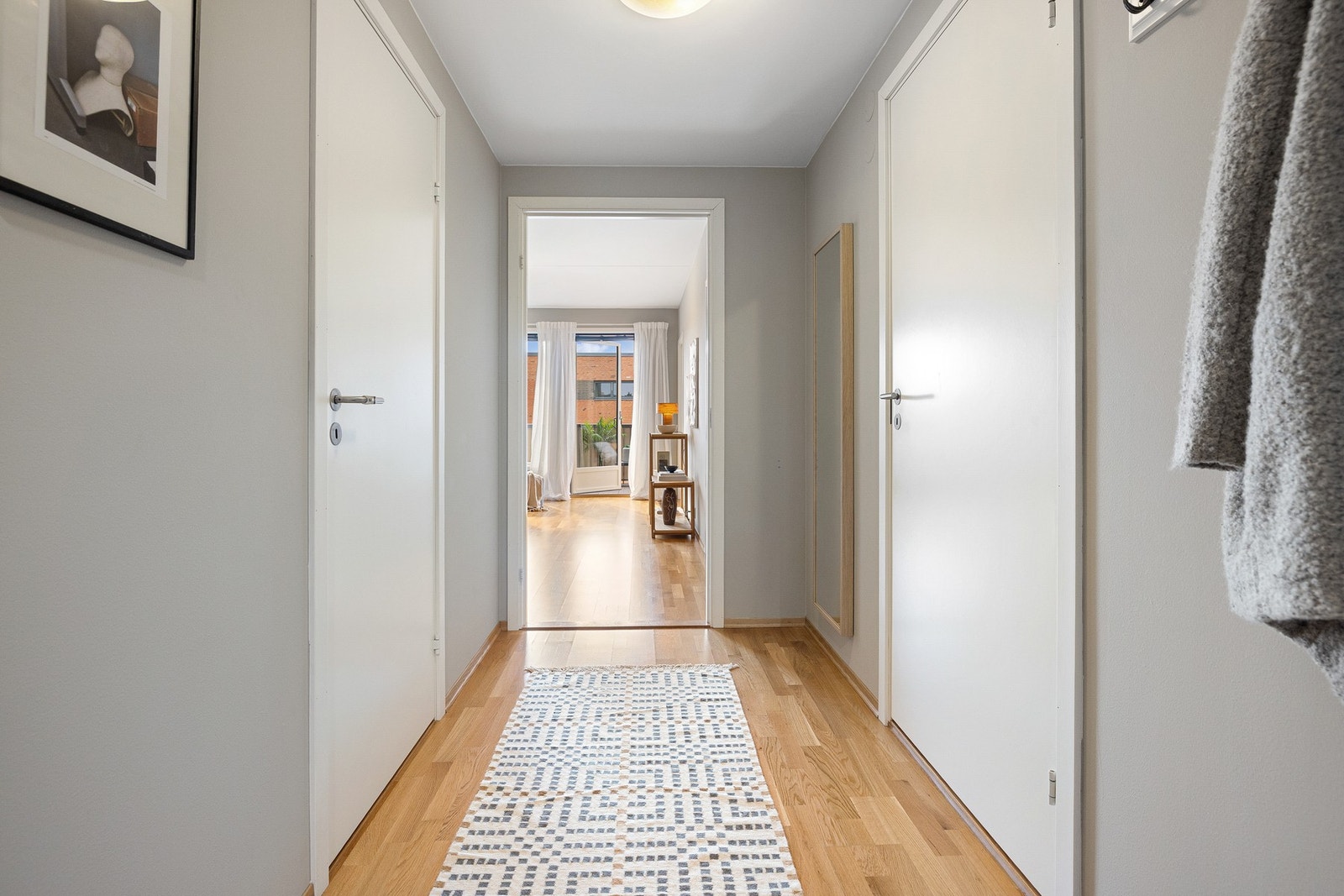 Entréen fremstår som lys og innbydende, med god plass til å ta imot gjester. Galleribilde