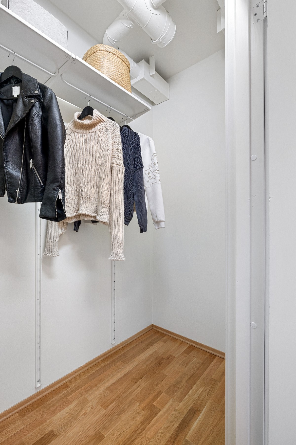 Boden er ideell for oppbevaring av sesongbaserte klær og sko, samt annet utstyr som f.eks. støvsuger eller sportsutstyr. Galleribilde