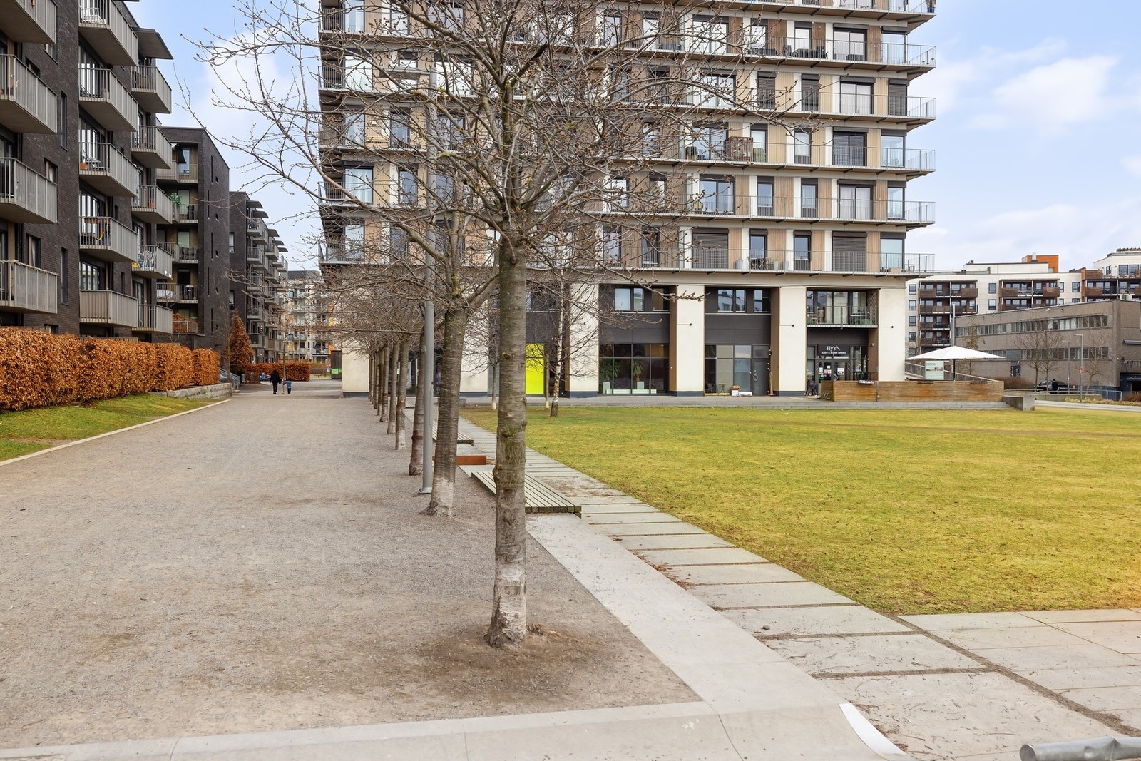 I nærområdet finnes også flere hyggelige møteplasser med kaféer, bakeri og restauranter. Galleribilde