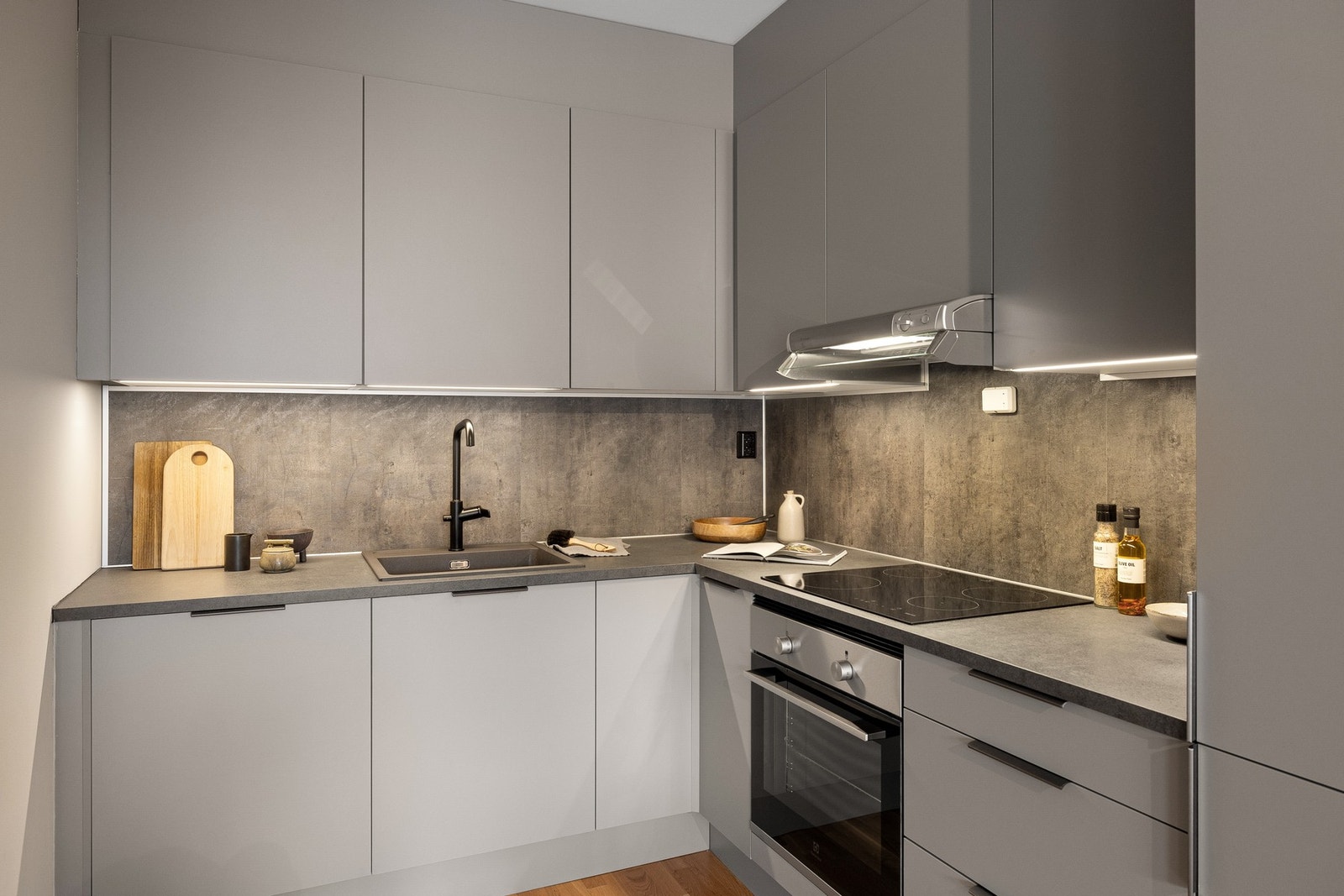 De integrerte hvitevarene består av oppvaskmaskin, stekeovn, induksjonstopp samt kjøleskap med frysedel. Galleribilde