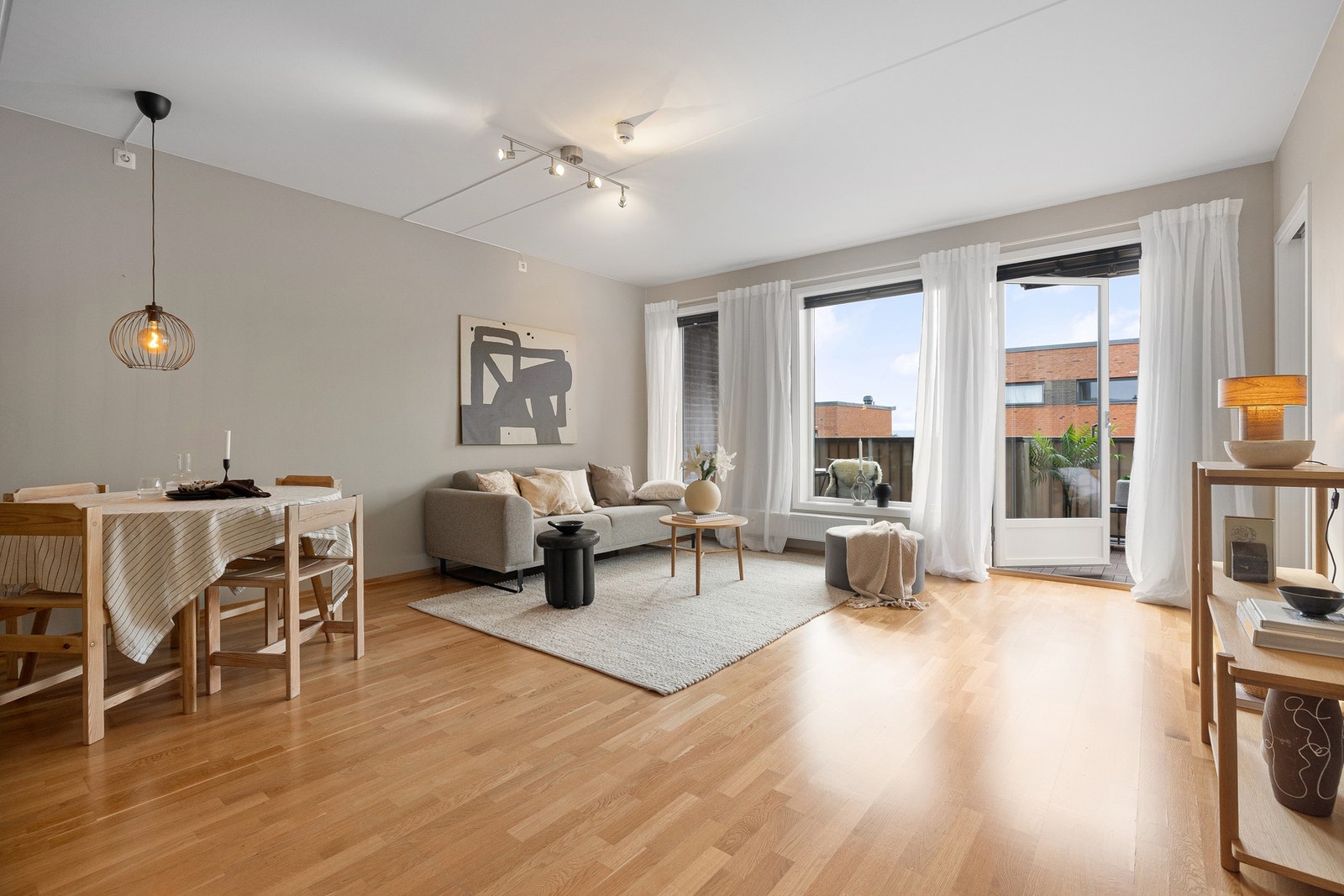 De store vindusflatene og balkongdøren mot sydvest gir rikelig med naturlig lys og skaper en behagelig atmosfære gjennom store deler av dagen. Galleribilde