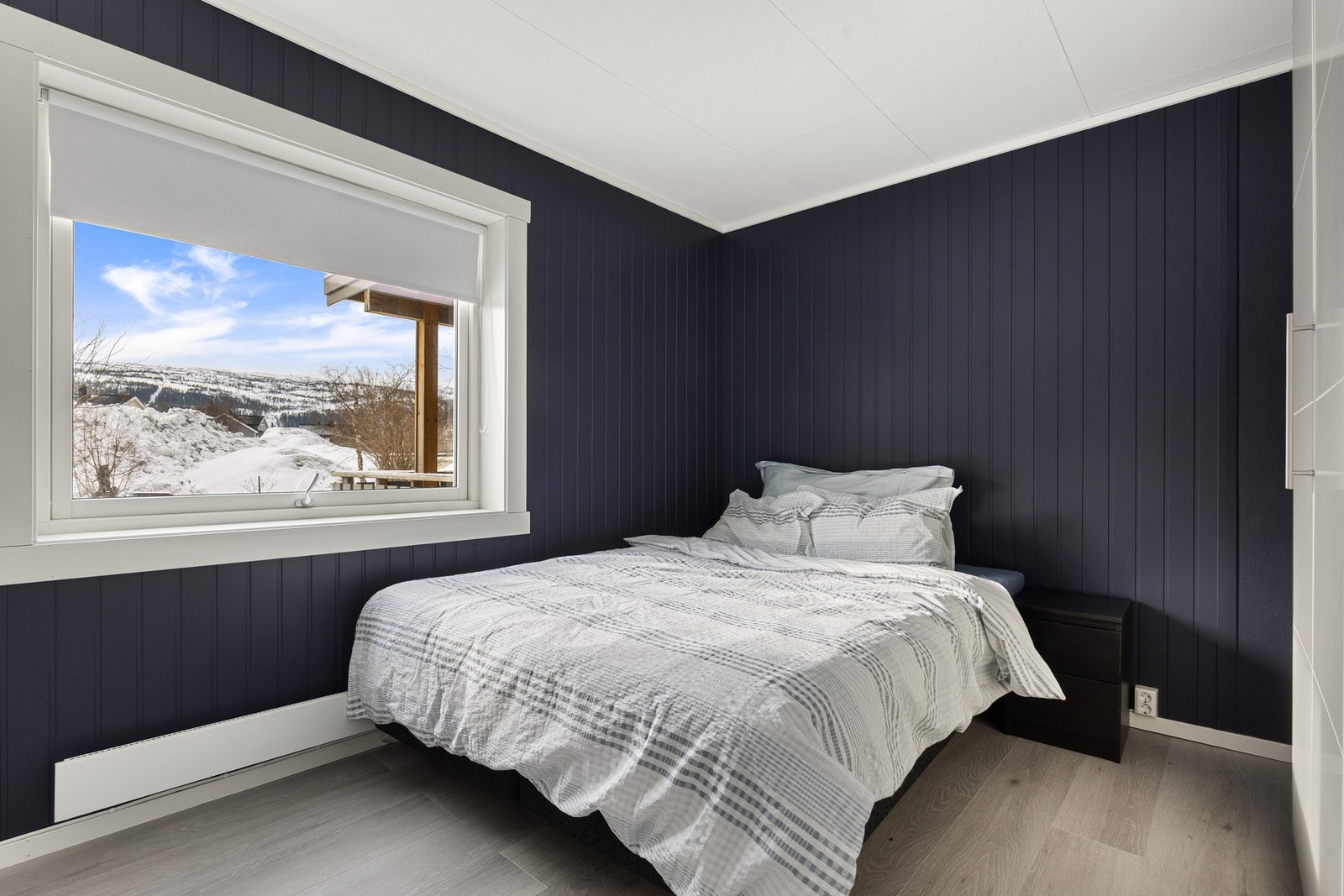 Soverommet er av god størrelse med plass til dobbeltseng og nattbord Galleribilde