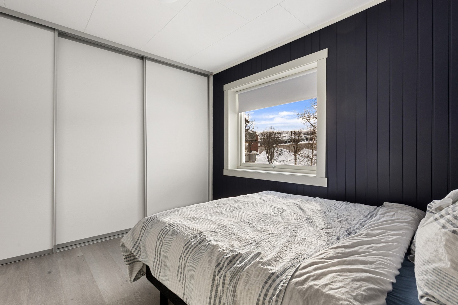 Stor og praktisk skyvedørs garderobe med gode oppbevarings muligheter Galleribilde