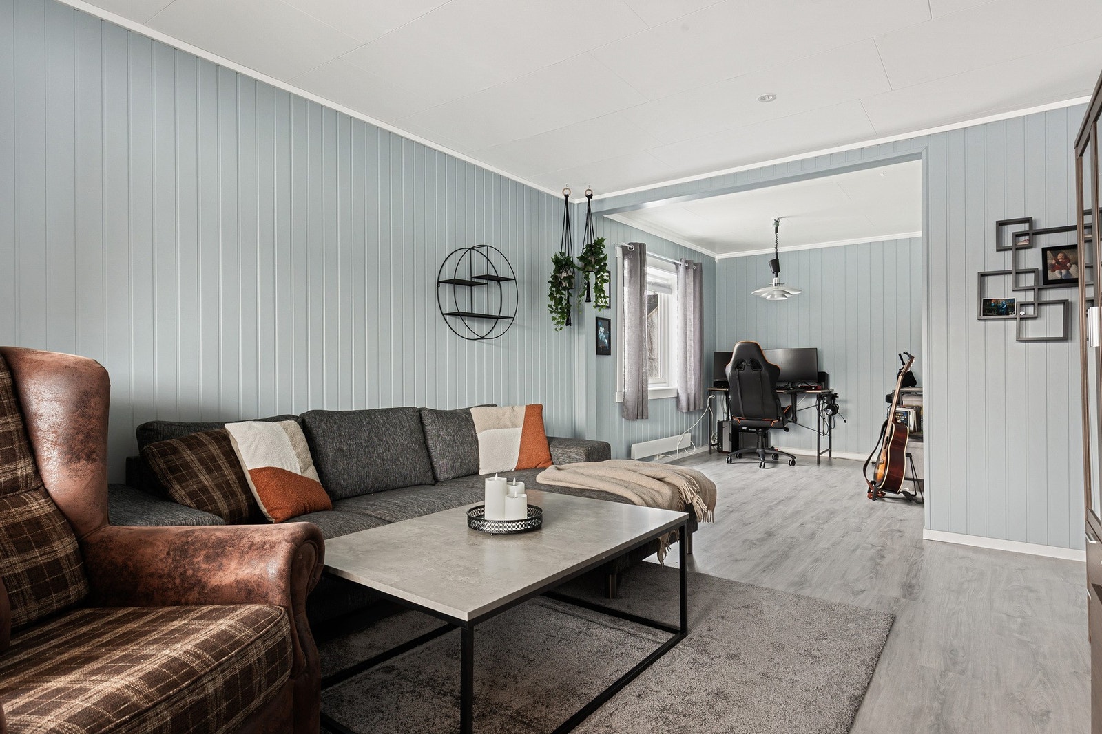 Boligen har en lys og romslig stue hvor det er god plass for sofagruppe og spisebord med tilhørende møblement Galleribilde