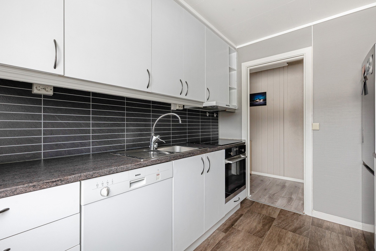 Rikelig med skap og benkeplass Galleribilde