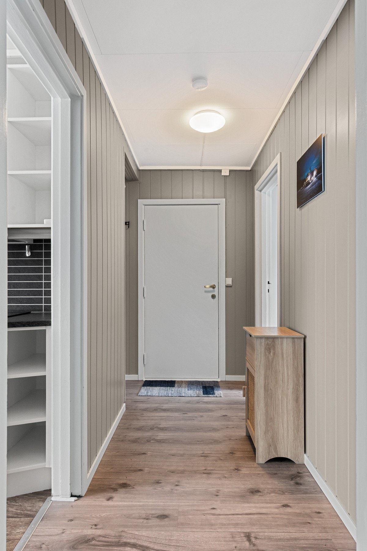 Lys og innbydende entré hvor du enkelt kan henge fra deg yttertøyet Galleribilde