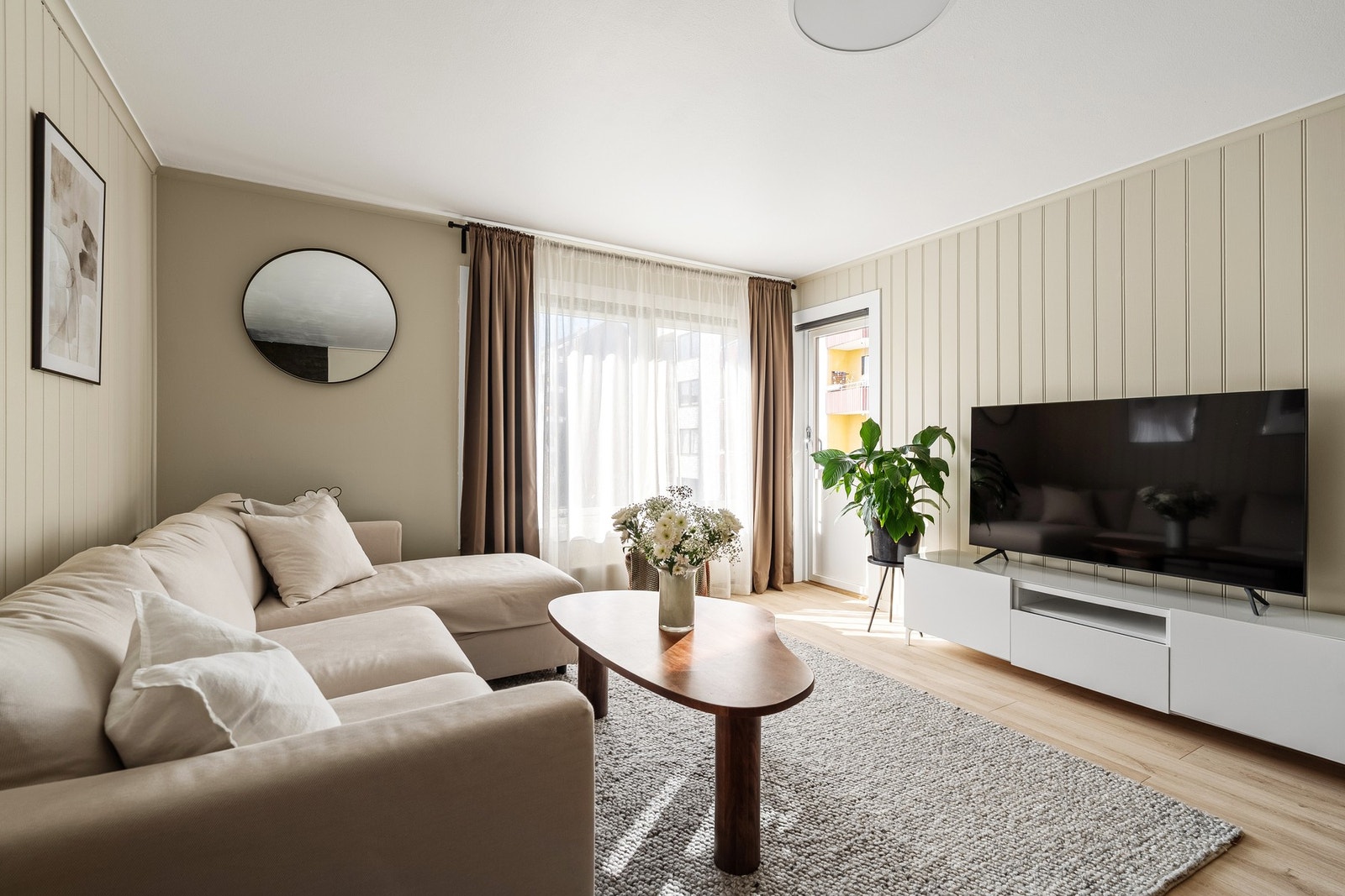 - Stuen fremstår som moderne og tidsriktig | God plass til sofagruppe og tilhørende møbler - Galleribilde