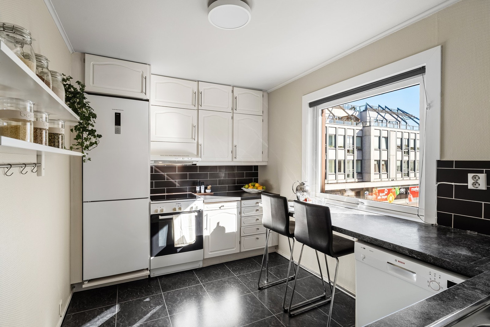 - Pent, klassisk kjøkken med god utnyttelse - Galleribilde