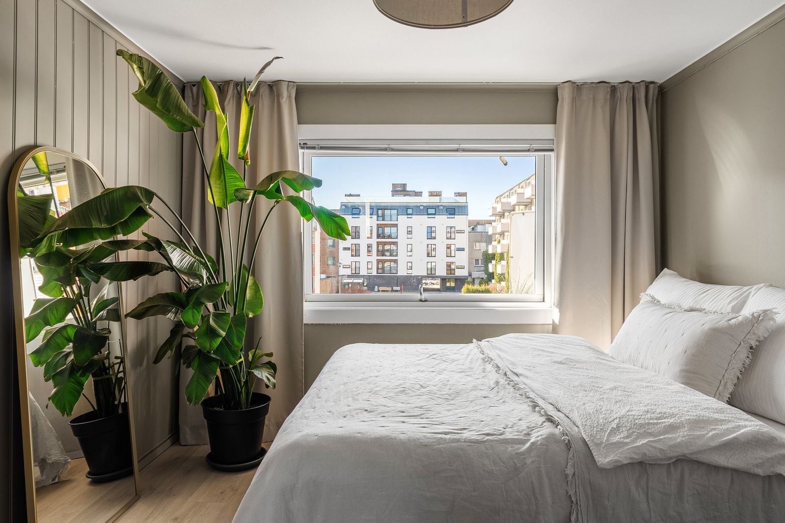 - Rommet er malt i moderne fargevalg og gulvet er oppgradert i senere tid - Galleribilde