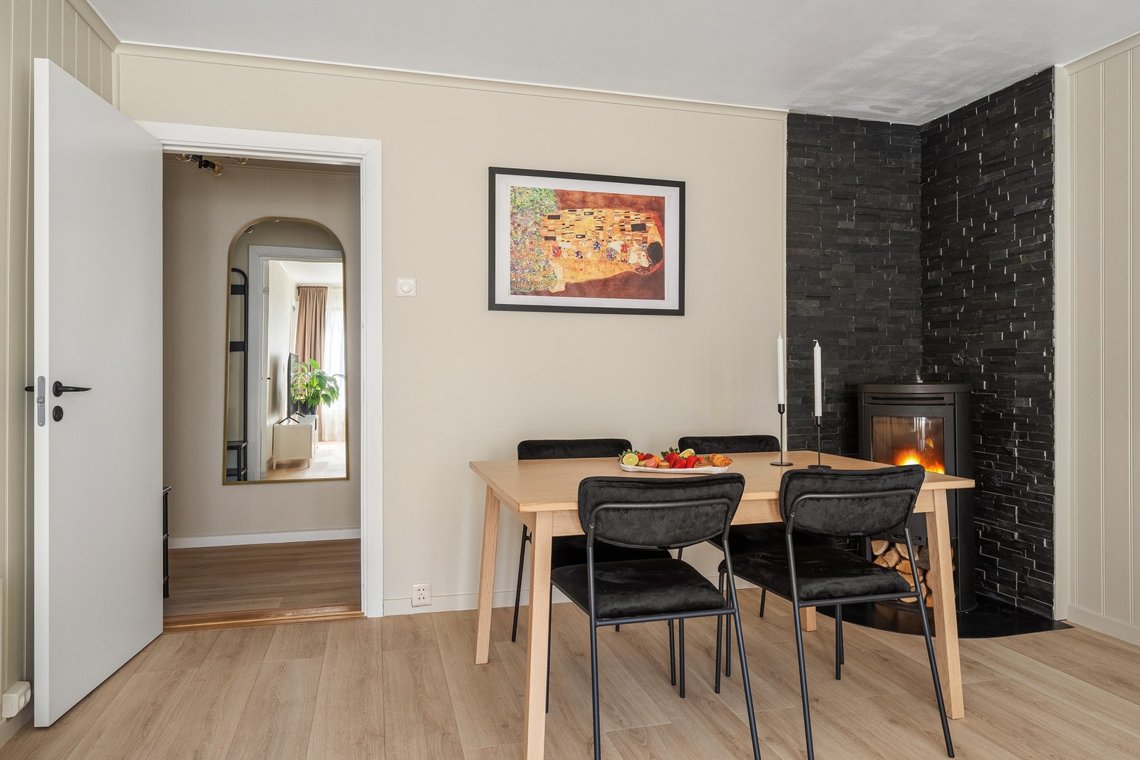 - Hyggelig med vedovn i stuen som bidrar til ekstra hygge på mørke høst/vinterdager - Galleribilde