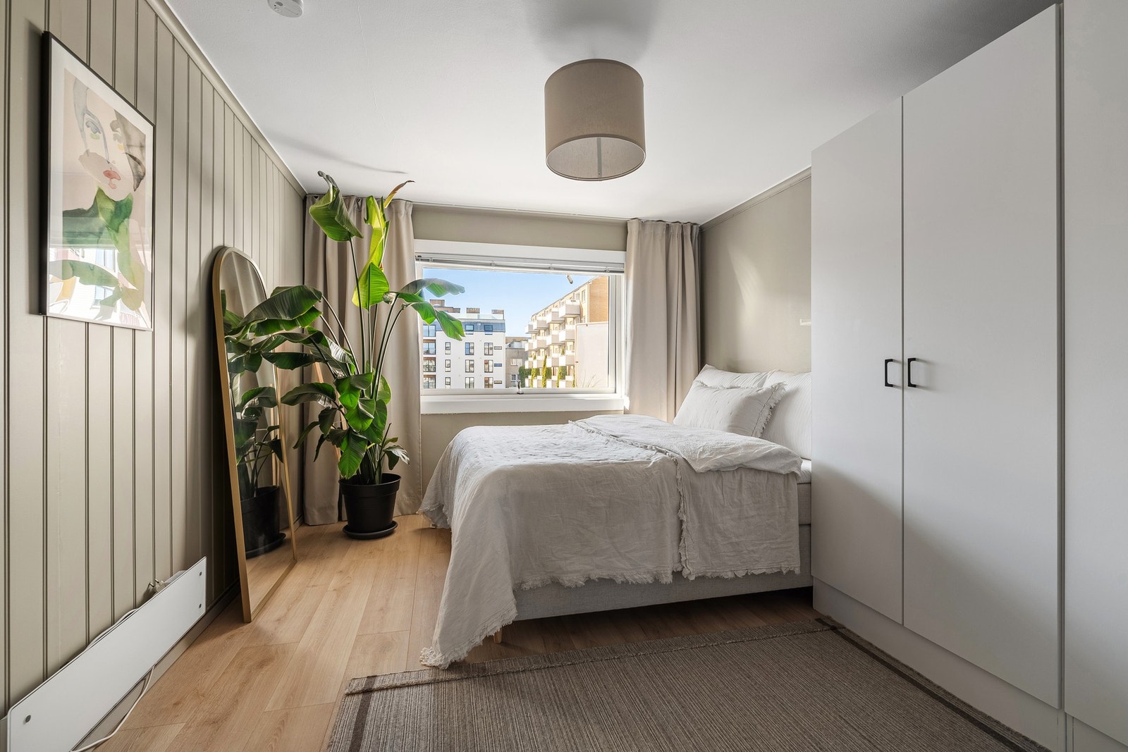 - Leiligheten har to, sjenerøse og romslige soverom | Det er satt inn gode skap-løsninger for oppbevaring av klær - Galleribilde