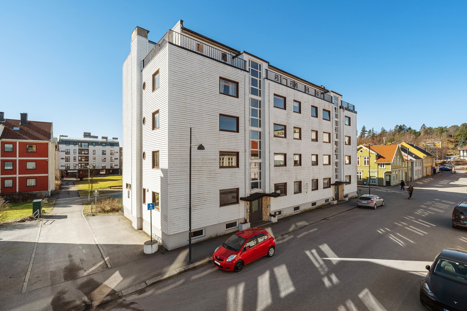 - Leiligheten ligger i byggets 2.etasje | Det er også tre boder tilhørende leiligheten for lagring/oppbevaring - Galleribilde