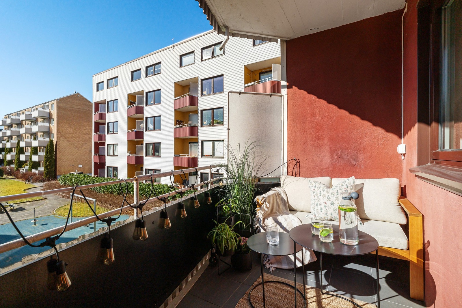 - Egen balkong fra stuen som vender mot bakgården - Galleribilde