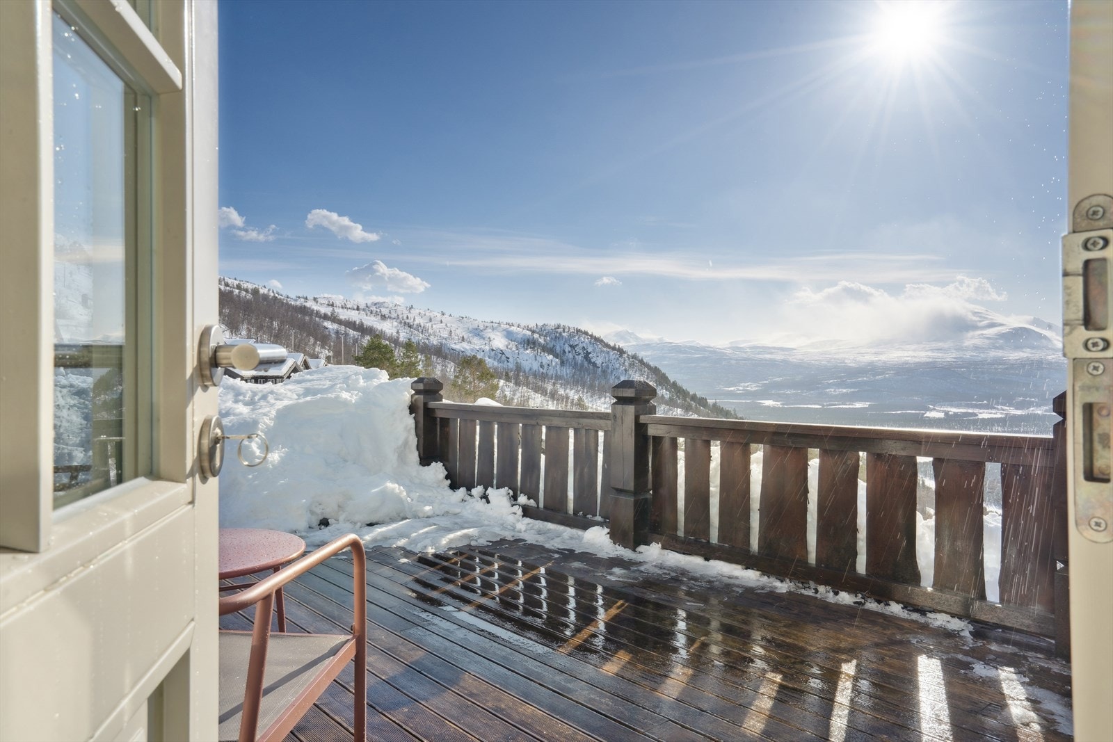 Flytt deg etter solen på en romslig terrasse. Galleribilde