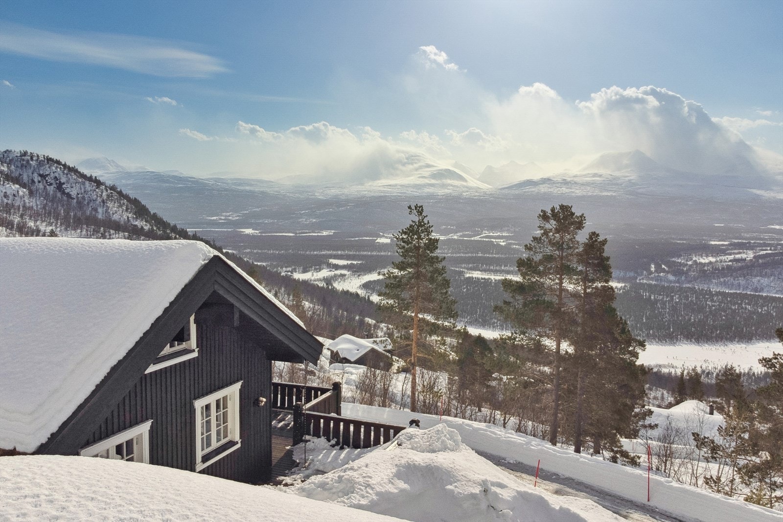 Hytta ligger fantastisk fint til med storslagen utsikt og gode solforhold. Galleribilde