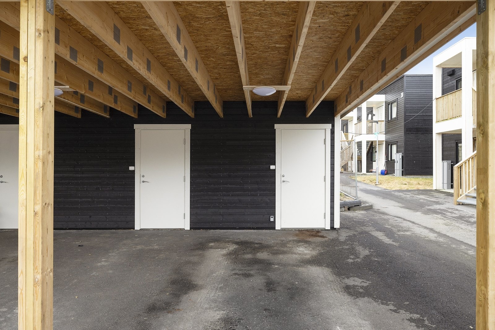 Parkering for bil i felles carportanlegg følger med. Isolert sportsbod mot høgre Galleribilde