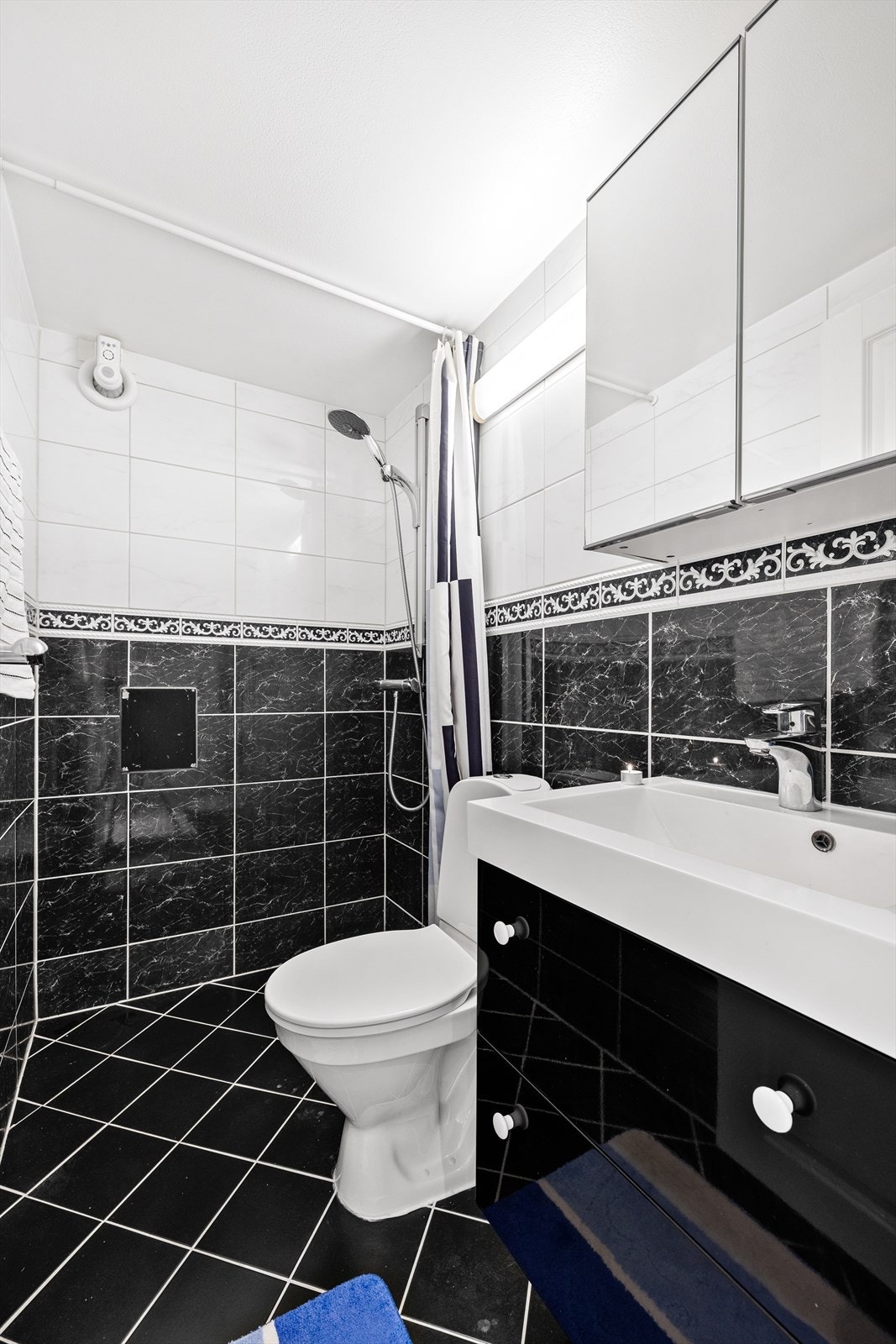 Baderom i underetasjen med lekre fliser. Galleribilde