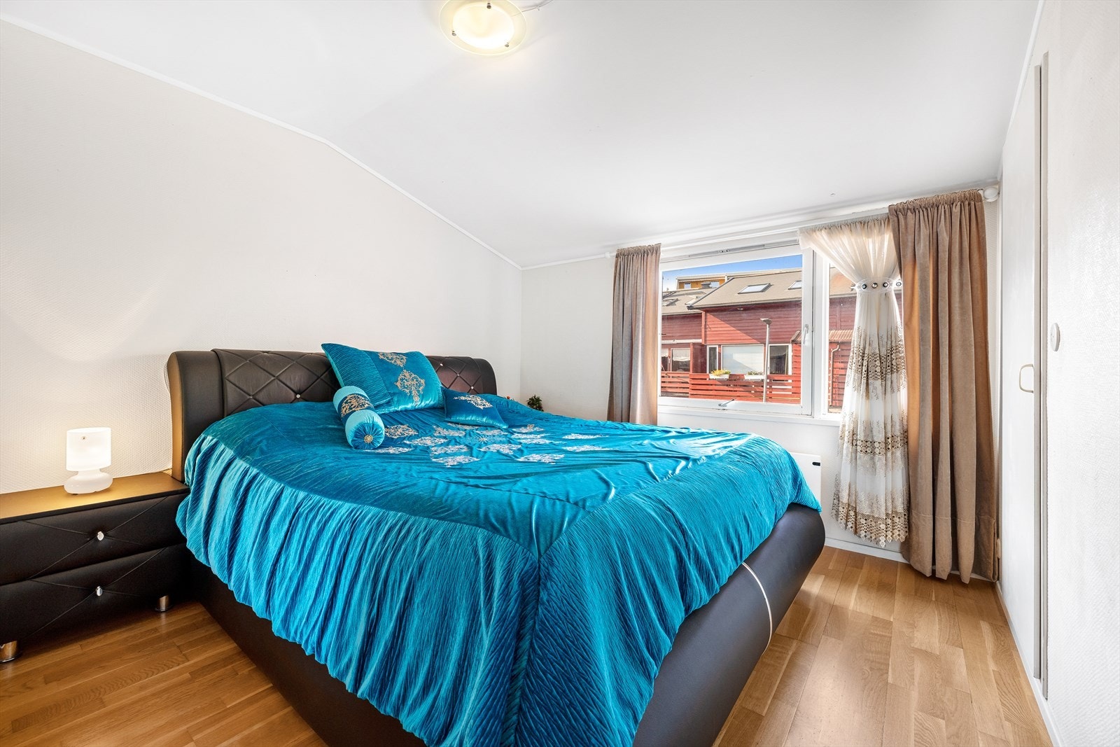 Soverom I i 2. Etasje er romslig med integrerte skap i vegg. Galleribilde