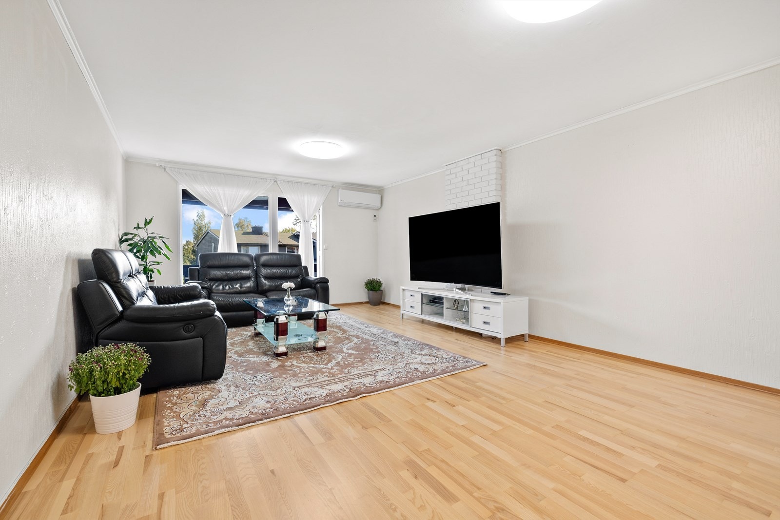 Romslig stue med god plass til flere sittegrupper. Galleribilde