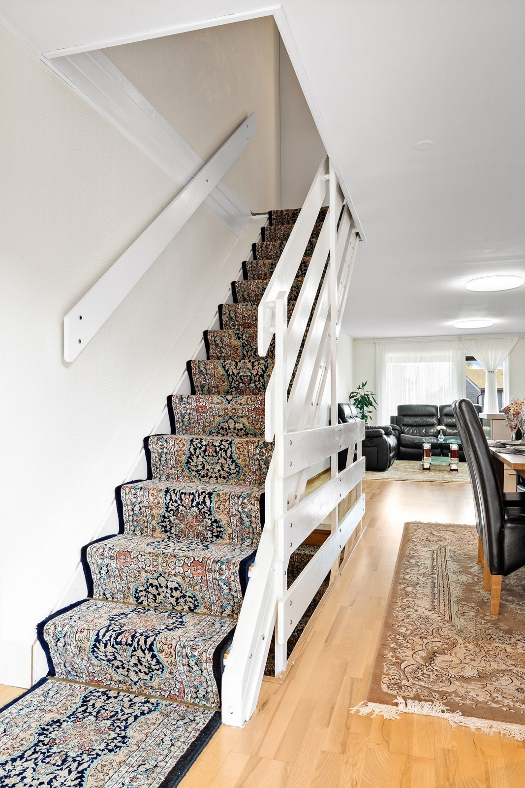 Trappegang som både går opp til 2. Etasje og underetasjen. Galleribilde