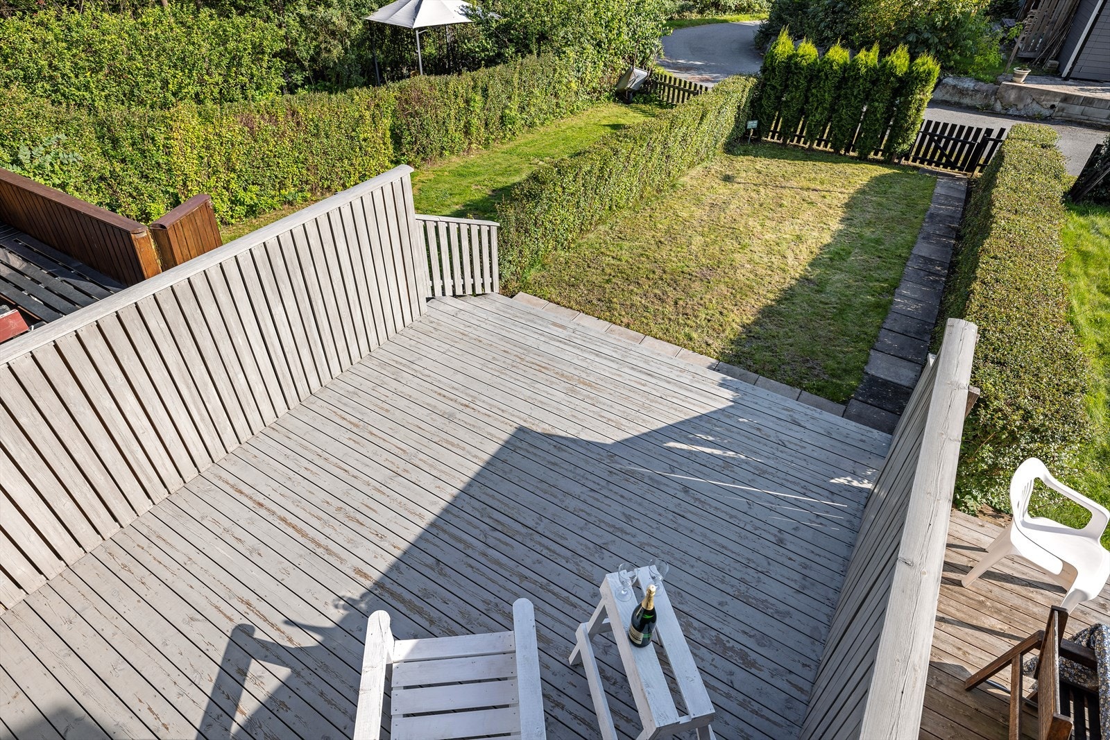 Boligen har også en anvendbar markterrasse på ca. 21 kvm med utgang fra kjellerstuen. Galleribilde