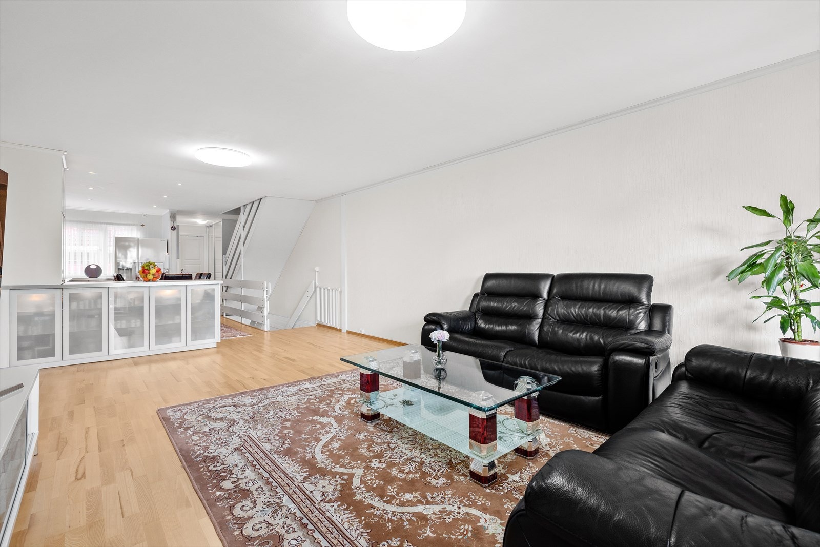 Rekkehuset har en lys og romslig stue med åpen løsning med kjøkkenet. Galleribilde