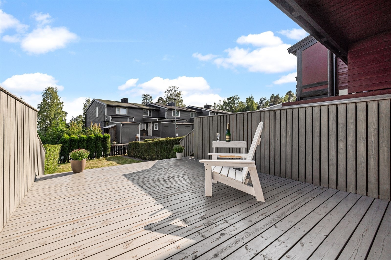 Markterrassen og hagen har gode solforhold og passer ypperlig til selskap. Galleribilde