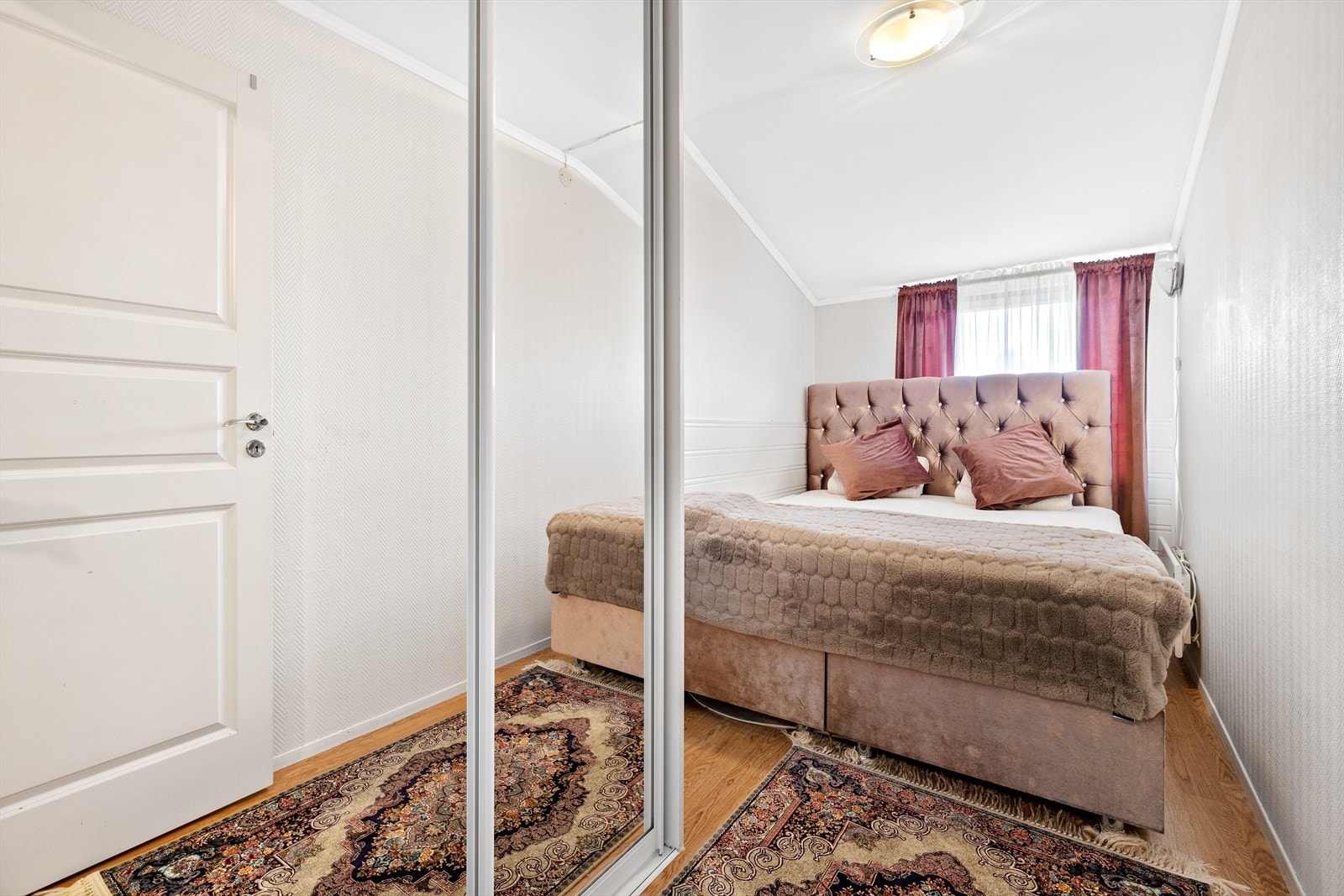 Soverom II er lyst med skyvedørsgarderobe med speilfronter. Galleribilde