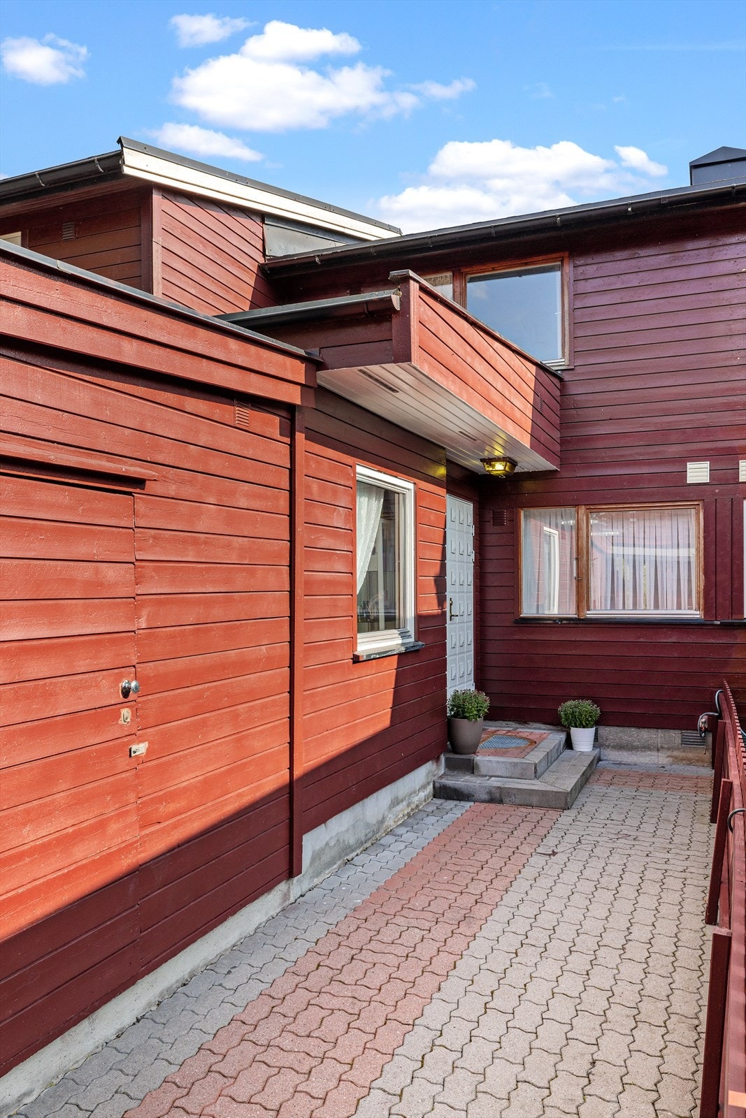 Boligens inngangsparti og bod. Galleribilde