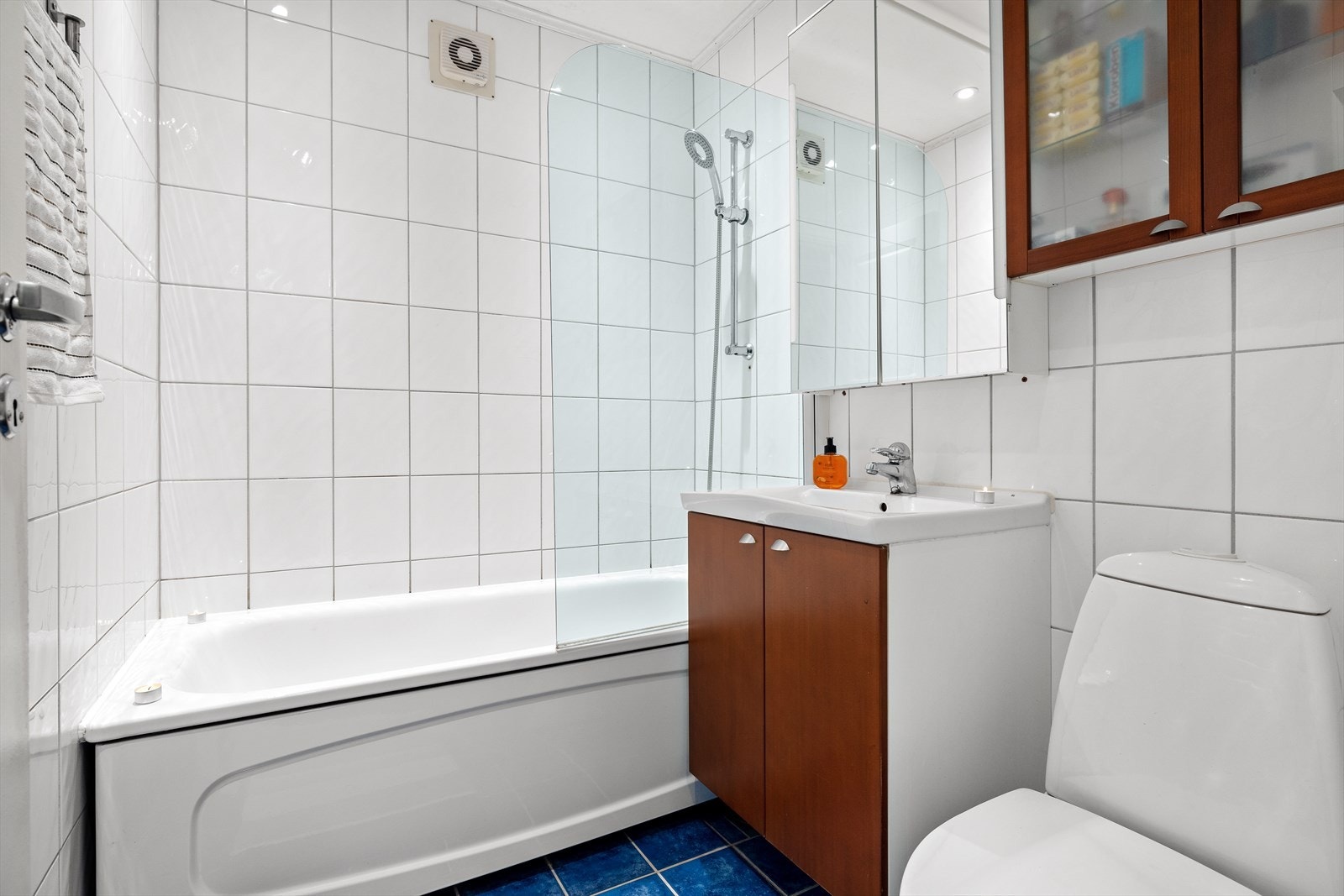 Baderom med dusj/badekar løsning og servant. Galleribilde