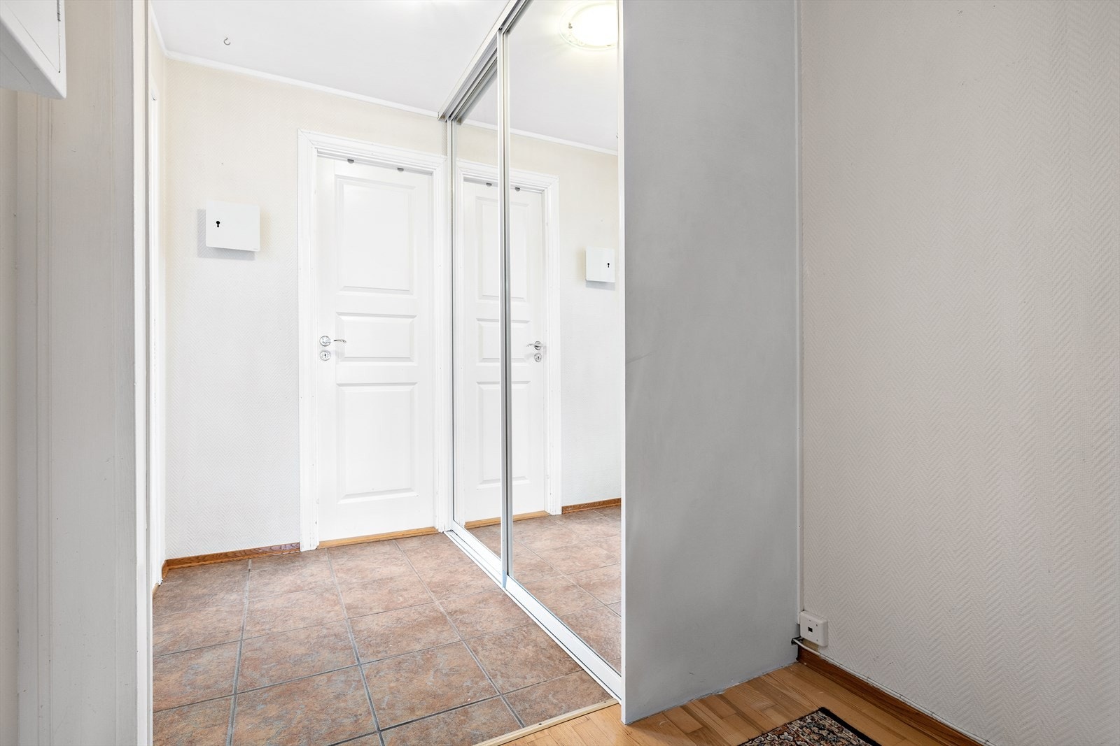 Entré med enkel adgang til integrert speilskap for lagring. Galleribilde