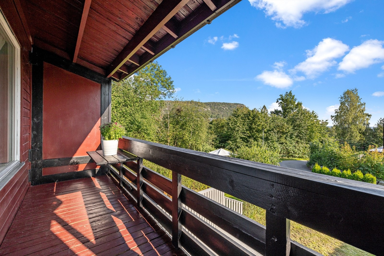 Balkong på ca. 5 kvm med utgang fra stuen. Galleribilde