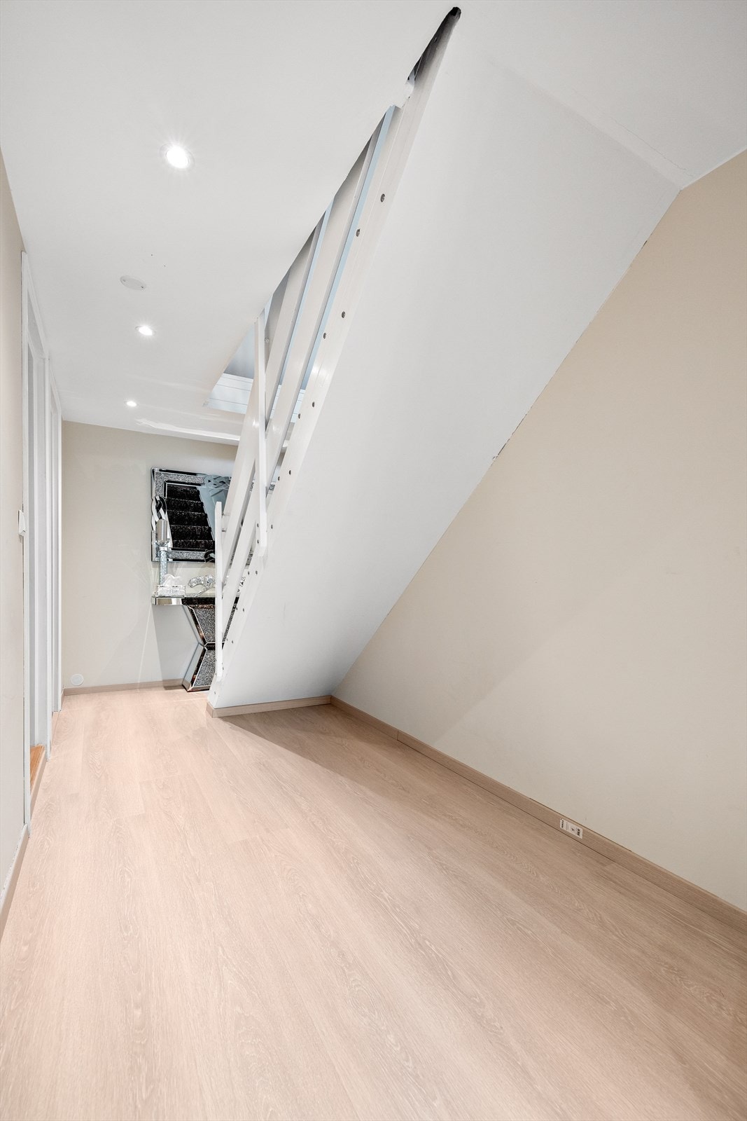 Trappen leder ned til en oppusset underetasje. Galleribilde