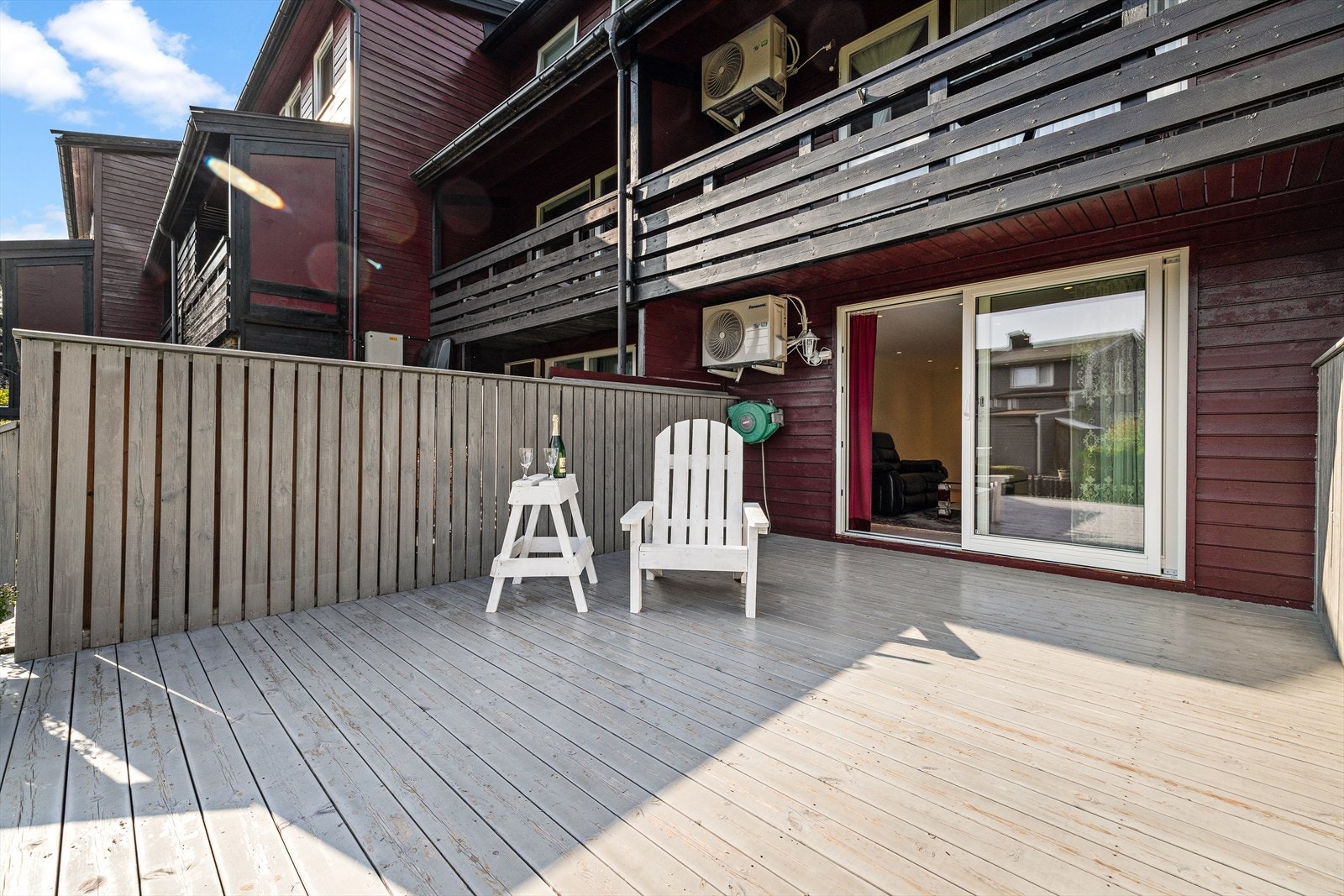 God plass for utemøbler, grill og m.m. Galleribilde