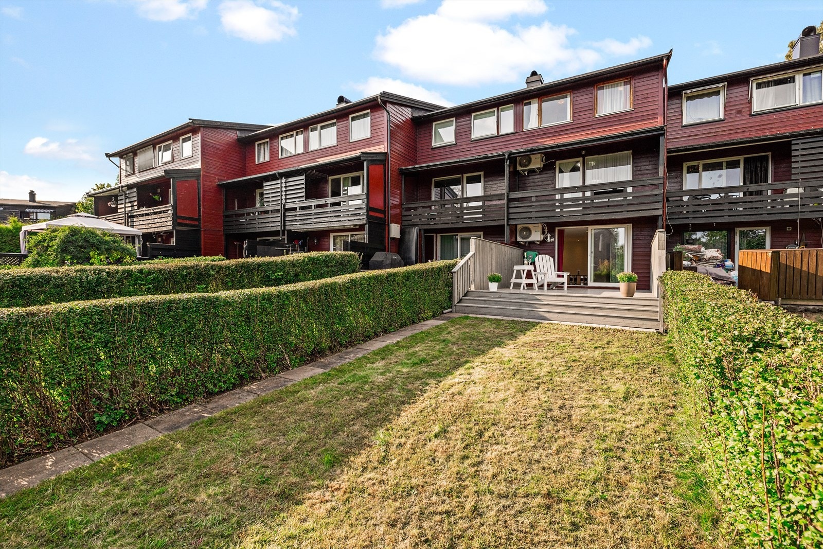 Fasade og hageareal. Galleribilde