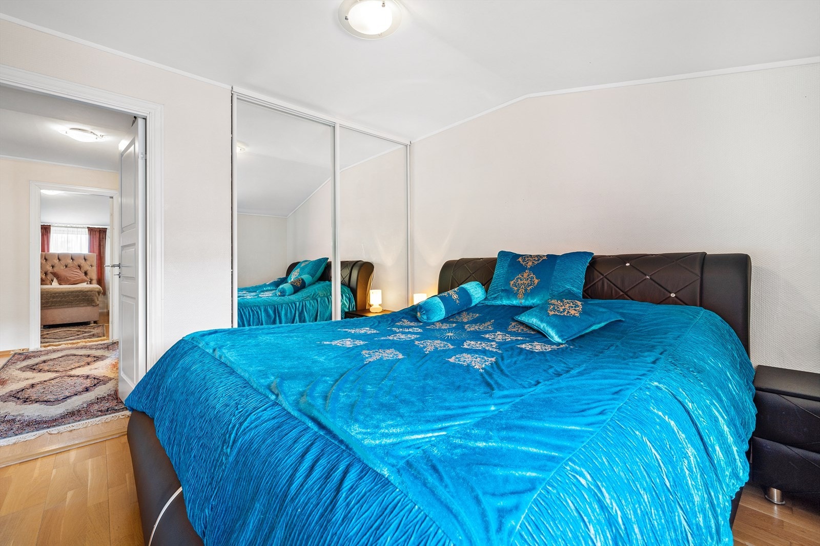 Soverom I har også skyvedørsgarderobe med speilfronter. Galleribilde