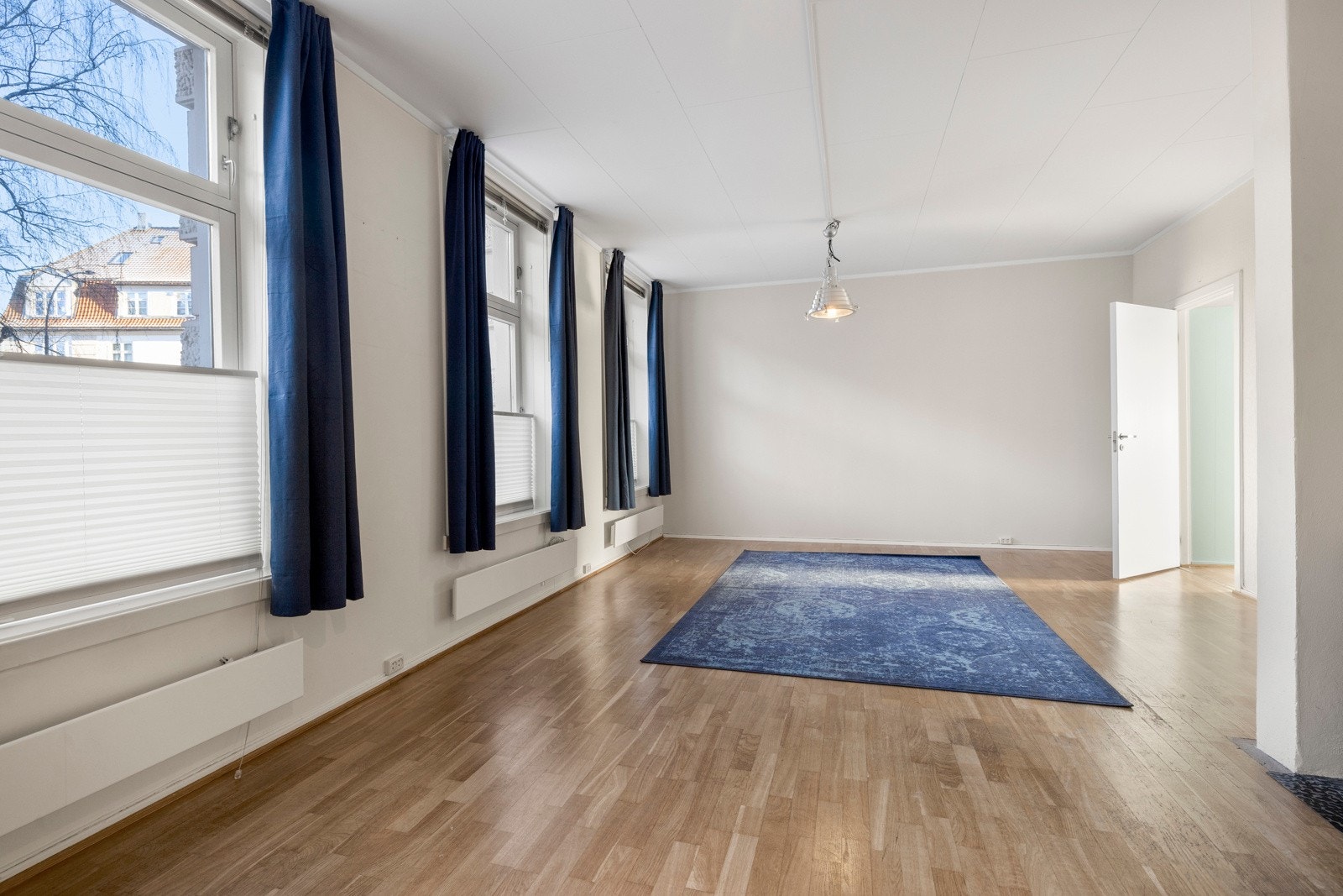 Romslig stue med god plass til sofa gruppe samt tilhørende møblement. Galleribilde