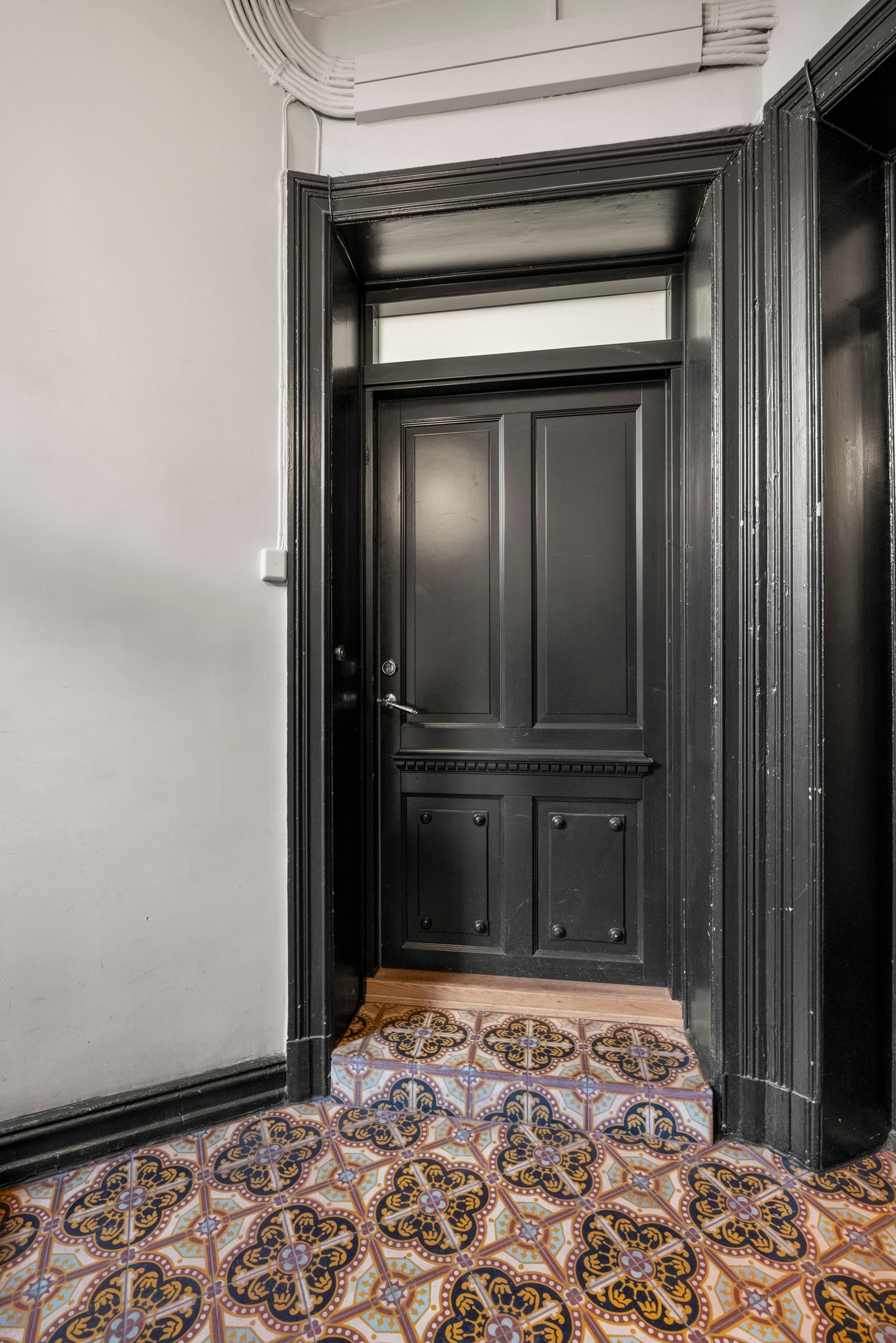 Sjarmerende inngangsdør som ønsker deg velkommen inn i leiligheten. Galleribilde