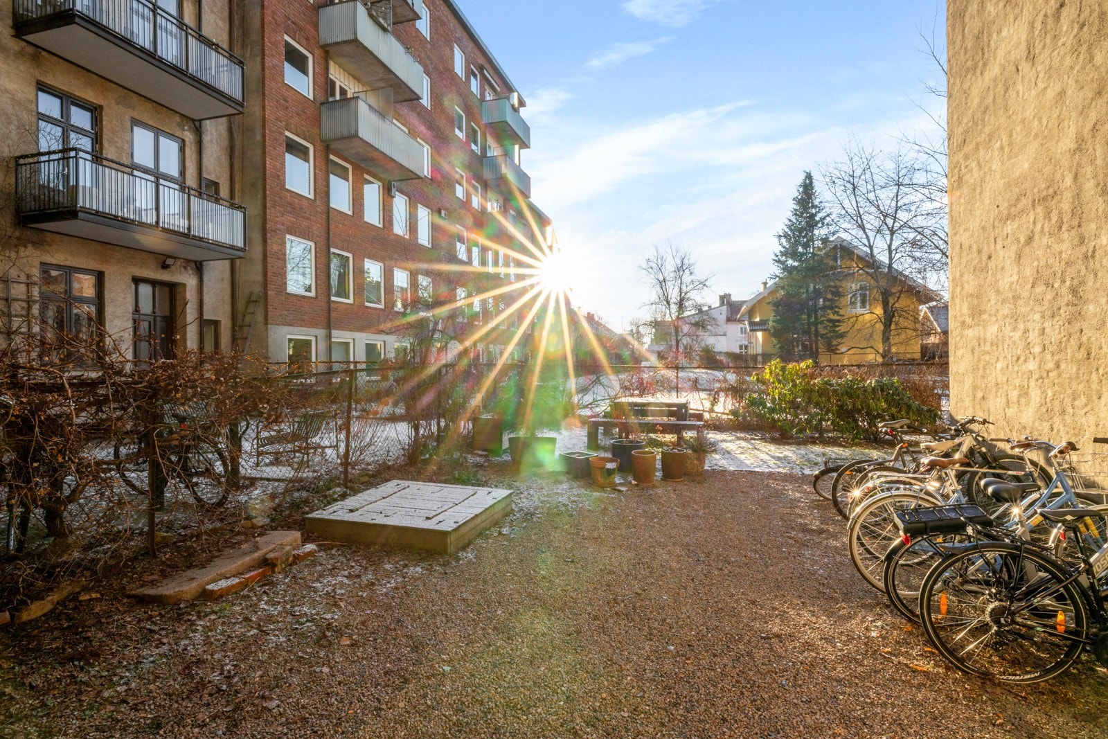 Innbydende bakhage som kan nytes på fine sommerdager. Galleribilde